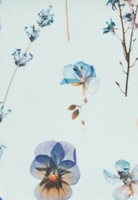 Stoff cu model floral, prezentând flori de culoare albastru deschis, violet și bej deschis pe un fundal deschis. Textură netedă cu ilustrații detaliate.