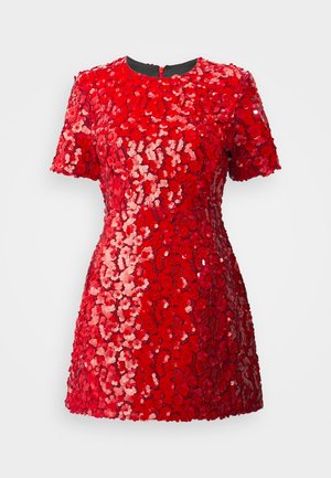 Czerwona sukienka z cekinami, z krótkimi rękawami, okrągłym dekoltem i dopasowaną sylwetką. Cekiny tworzą teksturowany kwiatowy wzór na całej powierzchni.