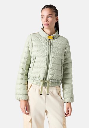 Hellgrüne gefütterte Jacke mit hohem Kragen, Reißverschluss und gelben Akzenten. Sie verfügt über einen Kordelzug in der Taille und gerippte Bündchen.
