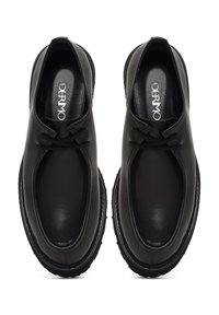 Zapatos de cuero negro con una textura suave, puntera redondeada y un diseño de cordones sencillo. Suela de goma con costuras visibles y el logo de la marca en el interior.