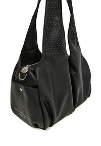 Borsa tote in pelle nera con manici in tessuto strutturato decorati con borchie argento, un compartimento con cerniera e corpo liscio leggermente arricciato.