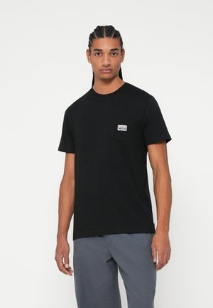 T-shirt preta de algodão com mangas curtas, gola redonda e um bolso no peito com um design rotulado. Textura suave, silhueta simples.