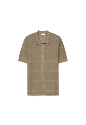 Kurzärmliges, gestricktes Hemd mit Knopfleiste in Beige mit feinem Karomuster und Kragen, flach auf weißem Hintergrund liegend.