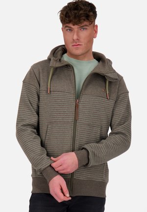 Olivegrüner Kapuzenzipper mit kontrastierenden hellen Streifen, ausgestattet mit einem strukturierten Stoff, Fronttaschen und verstellbarem Kordelzug.