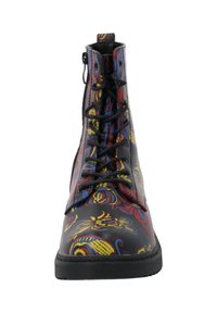 Bottines lacées en cuir noir avec des motifs floraux colorés en rouge, jaune et bleu ; elles possèdent une fermeture éclair sur le côté, une semelle en caoutchouc et des détails de couture.