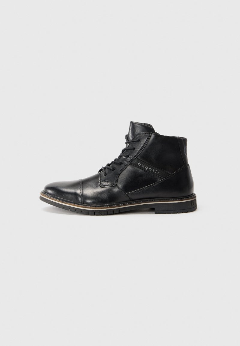 Botín negro de cuero con cordones, de tacón bajo y panel lateral con logo, sobre un fondo liso gris claro.