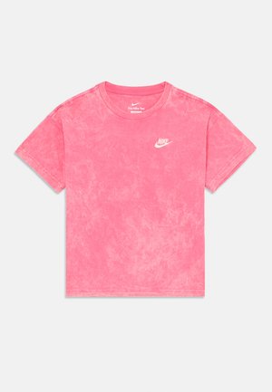 T-shirt Nike rose tie-dye avec des manches courtes, un col rond et un petit logo blanc sur la poitrine. Tissu en coton au toucher doux.