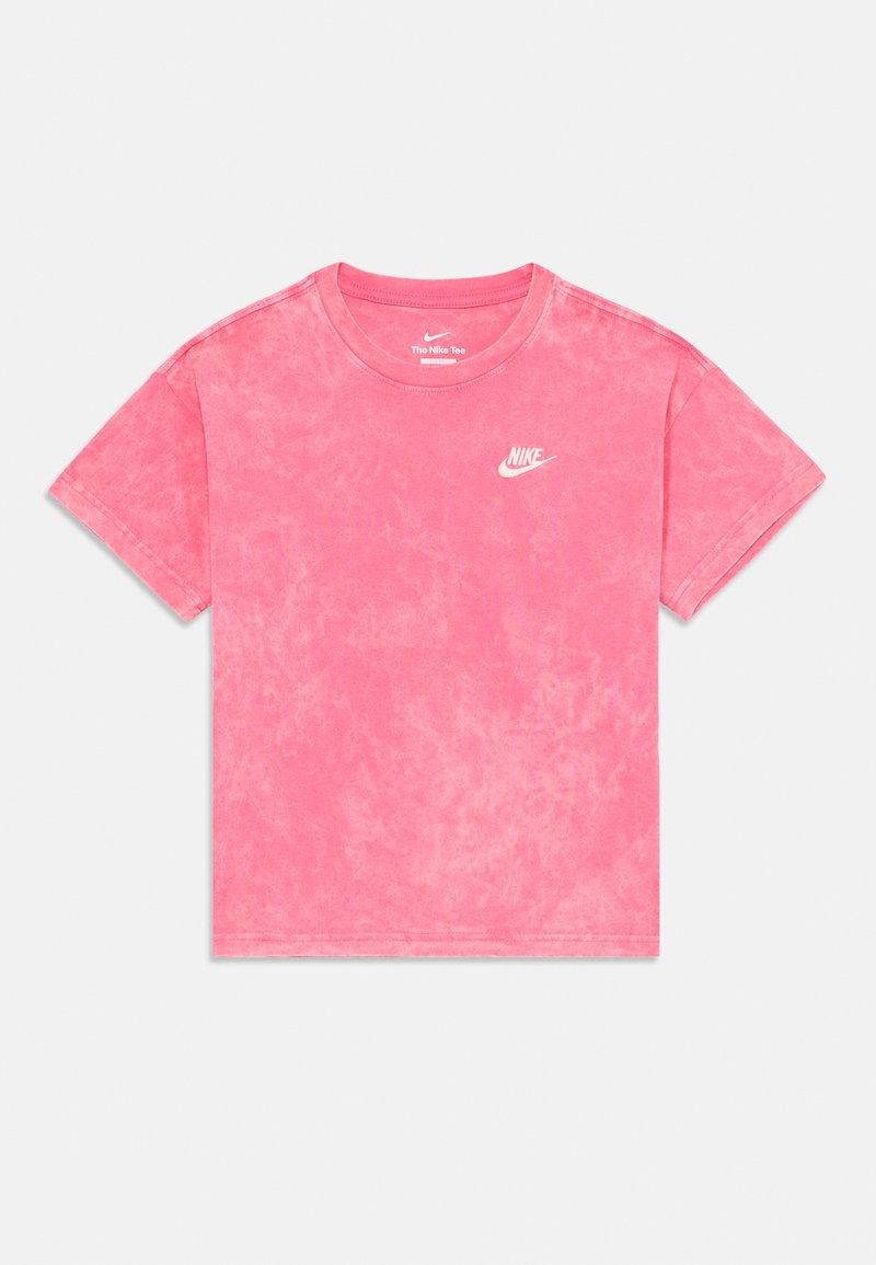 Roza tie-dye Nike majica s kratkimi rokavi, okroglim ovratnikom in majhnim belim logotipom na prsih. Bombažna tkanina z mehkobno teksturo.