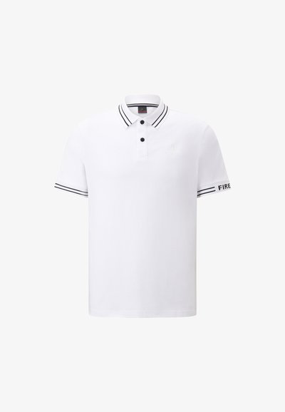 Weißes Polohemd aus Baumwolle mit klassischem Kragen, schwarzen Akzenten am Kragen und an den Ärmeln sowie gesticktem Logo auf der Brust.