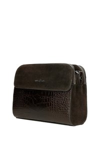 Brązowa skórzana torba o strukturze krokodyla, z zamszowym klapem i zapięciem na zamek. Posiada gładkie wykończenie oraz wytłoczone logo z przodu.