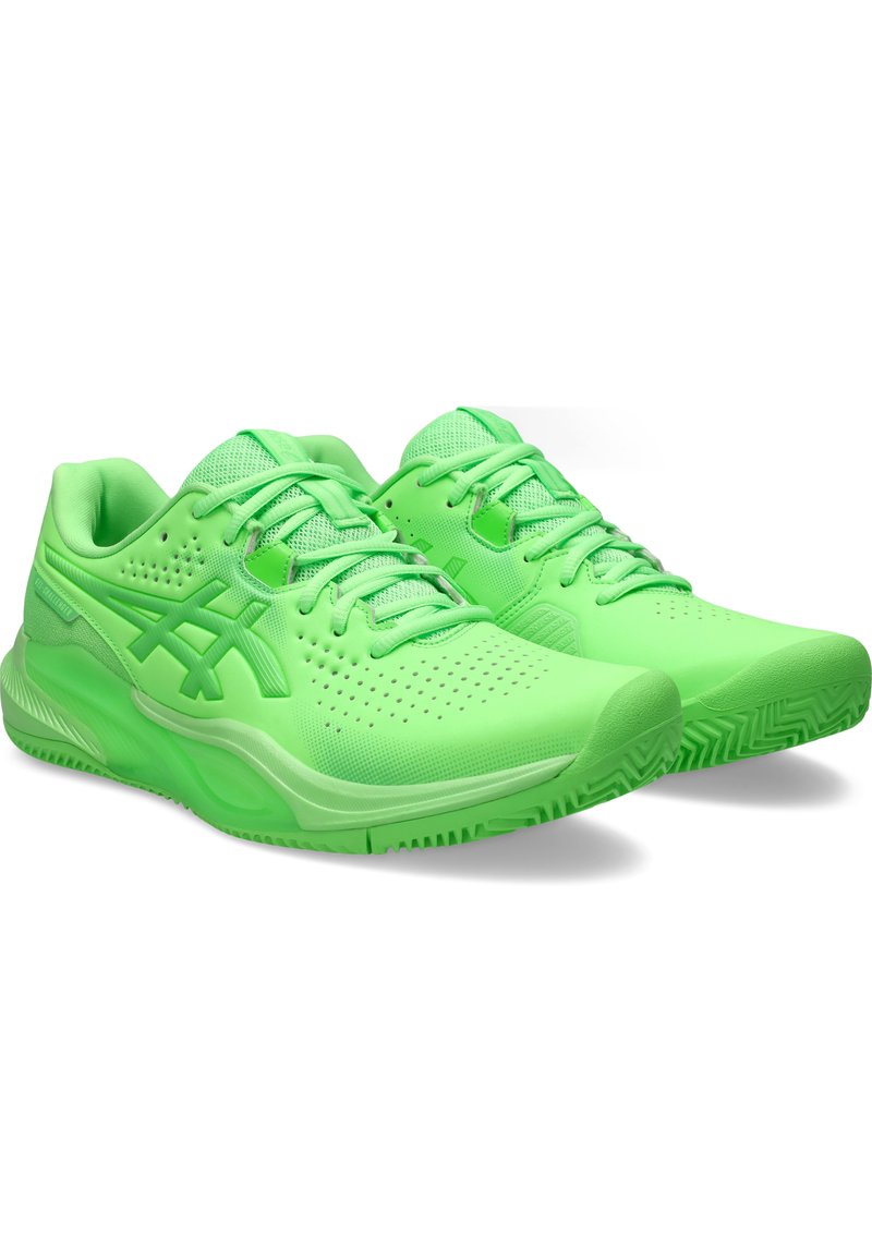 Scarpe da ginnastica verdi con una parte superiore testurizzata e traspirante, perforazioni per la ventilazione e una suola in gomma con un motivo a spina di pesce.