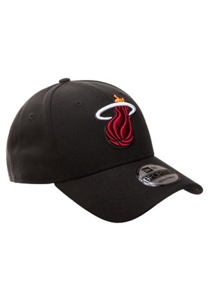 Cappellino da baseball nero con logo a fiamma rossa ricamato e dettagli bianchi. Presenta una visiera curva e una fascia regolabile sul retro.