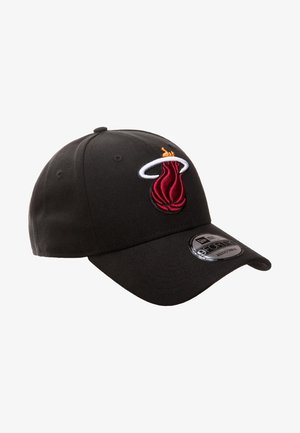 Schwarze Baseballkappe mit einem gestickten roten Flammenlogo und weißen Akzenten. Mit gebogenem Schirm und verstellbarem Riemen auf der Rückseite.