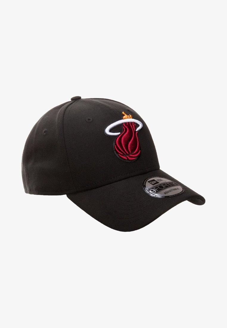 Gorra de béisbol negra con un logo de llama roja bordado y acentos en blanco. Presenta un visera curva y una correa ajustable en la parte posterior.