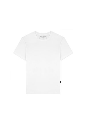 Biała bawełniana koszulka z okrągłym dekoltem, krótkimi rękawami i małą czarną metką w dolnym lewym rogu. Gładka tekstura, klasyczny krój.