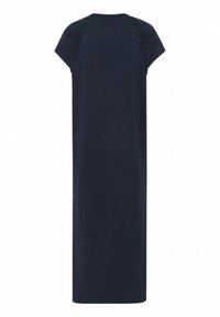 Temno modra maksi obleka, izdelana iz mehkega materiala, z ravno silhueto, kratkimi rokavi in diskretnim logotipom na hrbtu.