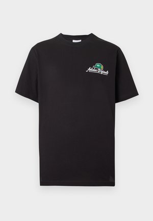 Tricou negru cu mânecă scurtă, cu textul „Adidas Originals” și logo-ul pălărie verde pe partea stângă sus a pieptului.