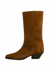Bruine suède enkellaars met een vierkante neus, taps toelopende schacht en een lage, schuine hak. Gladde textuur met minimale stiksels.