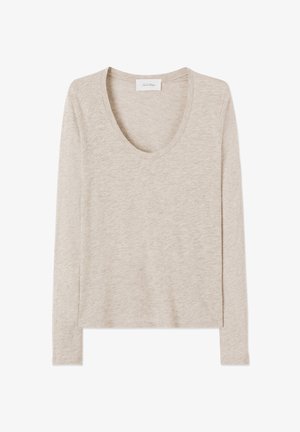 Bež majica s dolgimi rokavi in kroženim izrezom, izdelana iz mehkega, teksturiranega materiala. Preprost dizajn, brez vzorcev ali okrasnih elementov.