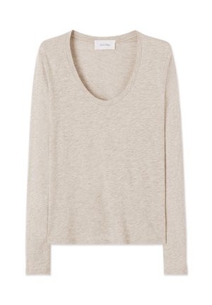 Beżowa, lekka dzianinowa bluzka z długim rękawem i dekoltem typu scoop, o prostym dolnym brzegu, ułożona na płasko na białym tle.