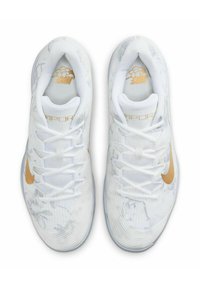 Weiße Sneaker mit Marmor-Muster, goldenen Akzenten und Obermaterial aus Mesh. Enthält eine abgerundete Zehenpartie, flache Schnürsenkel und eine strukturierte Sohle für besseren Halt.