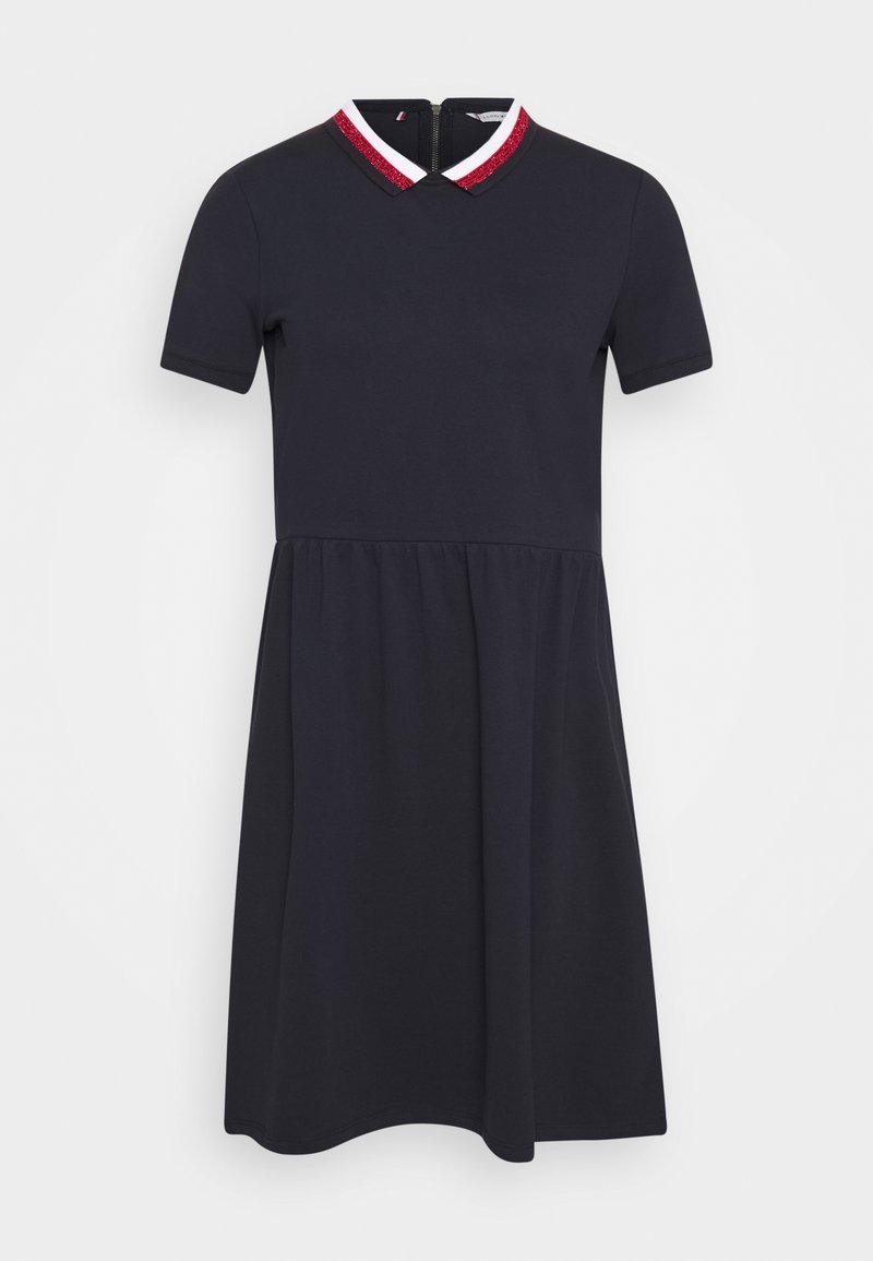 Robe noire à manches courtes avec jupe évasée et fermeture éclair au dos, dotée d'un col rayé rouge et blanc avec détails en sequins.
