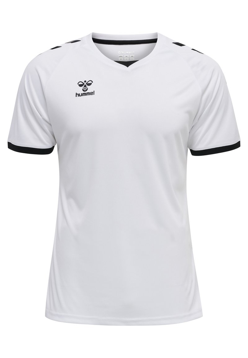 Maillot de sport blanc à manches courtes avec des accents noirs sur les manches et le col. Il présente un design en col en V et le logo "hummel" sur la poitrine.