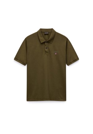 Oliwkowa koszulka polo z krótkim rękawem, z dwoma guzikami i małą wyszywaną norweską flagą na lewym piersi.