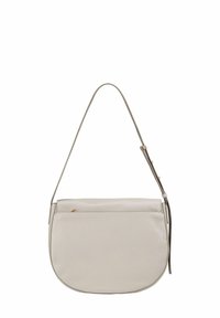 Lichtgrijze leren handtas met een gebogen vorm, een lange verstelbare schouderriem en een ritsluiting. Kenmerkt zich door een klein gouden accent aan de voorkant.
