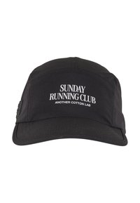 Svart caps med hvit tekst "SUNDAY RUNNING CLUB" og mindre tekst "ANOTHER COTTON LAB" på frontpanelet.