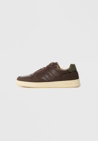 Sneaker in pelle marrone con dettagli in suede, punta rotonda e profilo basso. Suola in gomma beige e dettaglio laterale con logo. Lacci dello stesso colore.