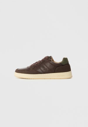 RUSTY MEN LOW - Zapatillas - coffee bean