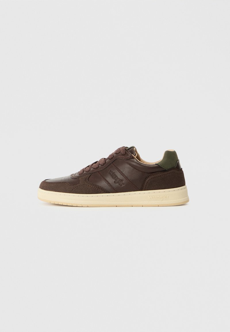 Sneaker in pelle marrone con dettagli in suede, punta rotonda e profilo basso. Suola in gomma beige e dettaglio laterale con logo. Lacci dello stesso colore.