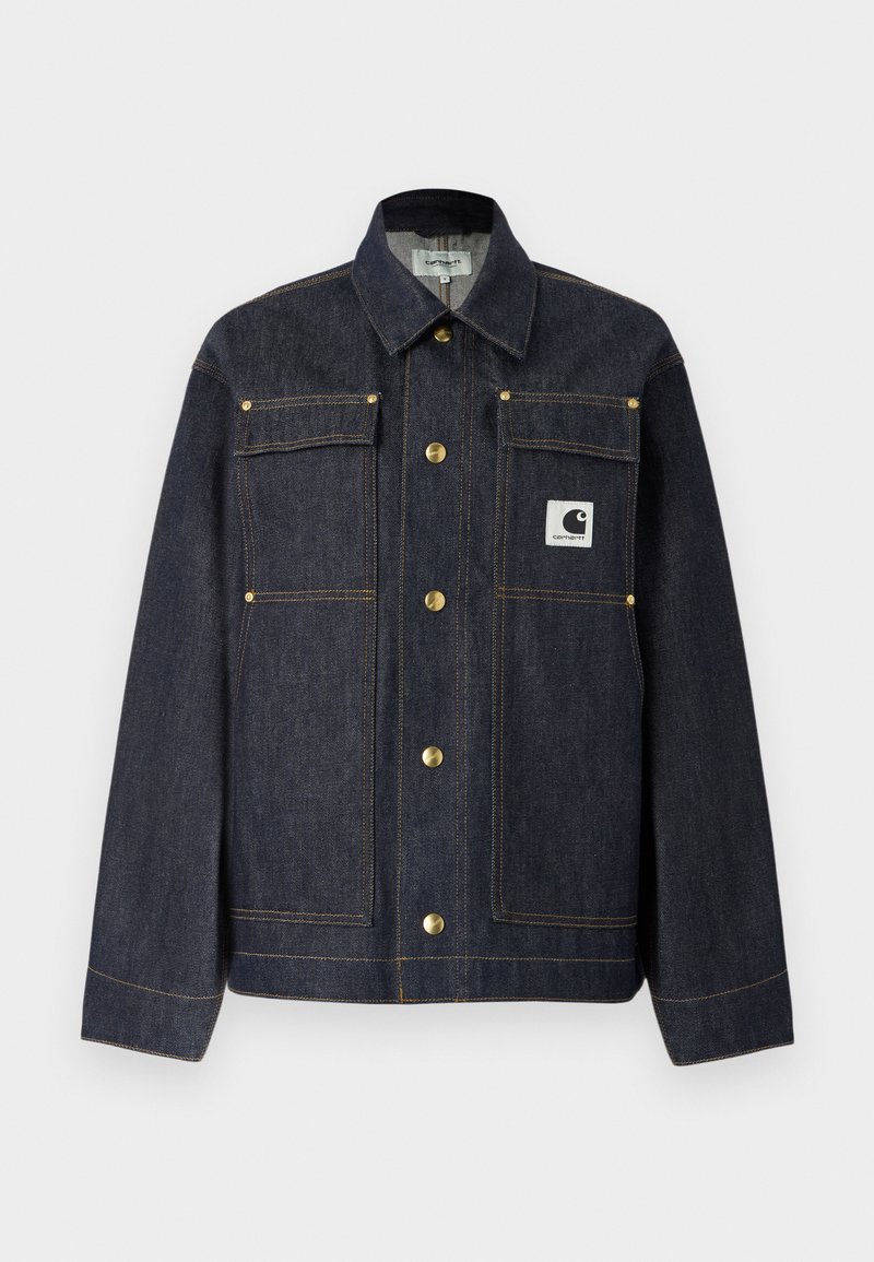 Veste en denim foncé à manches longues, boutons dorés, deux poches poitrine, et un patch logo blanc sur le côté gauche. Coupe droite.