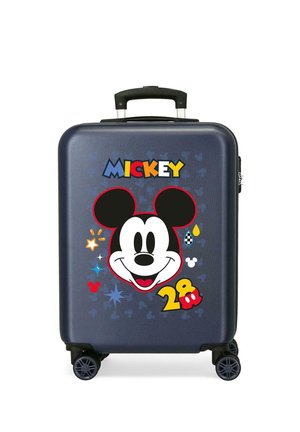 Maleta azul marino con cara de Mickey Mouse, texto colorido "MICKEY", número "28" y estrellas decorativas e íconos de Mickey, con asa negra y cuatro ruedas.