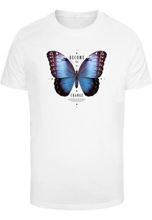 Hvid bomulds t-shirt med et stort blåt sommerfuglegrafik, med sort tekst, der siger "BLI MVCIN ENDRE VEJEN", omgivet af dekorative elementer.
