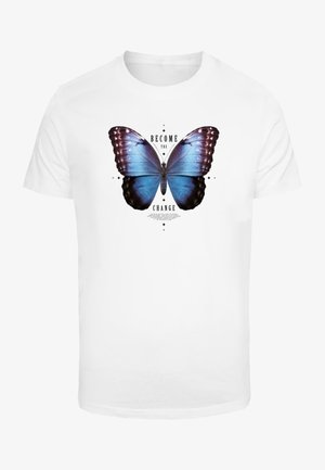Hvid bomulds t-shirt med et stort blåt sommerfuglegrafik, med sort tekst, der siger "BLI MVCIN ENDRE VEJEN", omgivet af dekorative elementer.