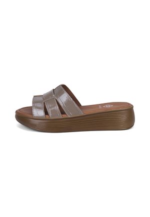 Sandale slide marron à bout ouvert avec larges brides brillantes et une épaisse semelle plateforme texturée, vue de profil sur fond blanc.