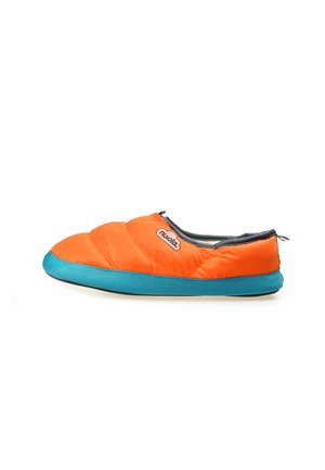 Zapato tipo slip-on con relleno, parte superior de tela naranja, suela de goma azul y diseño acolchado. Presenta un pequeño logotipo en el costado.