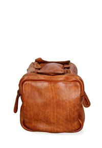 Bruine leren tas met een rechthoekige vorm, ritssluiting en een enkele handgreep. De textuur vertoont natuurlijke rimpels en een licht glanzende afwerking.