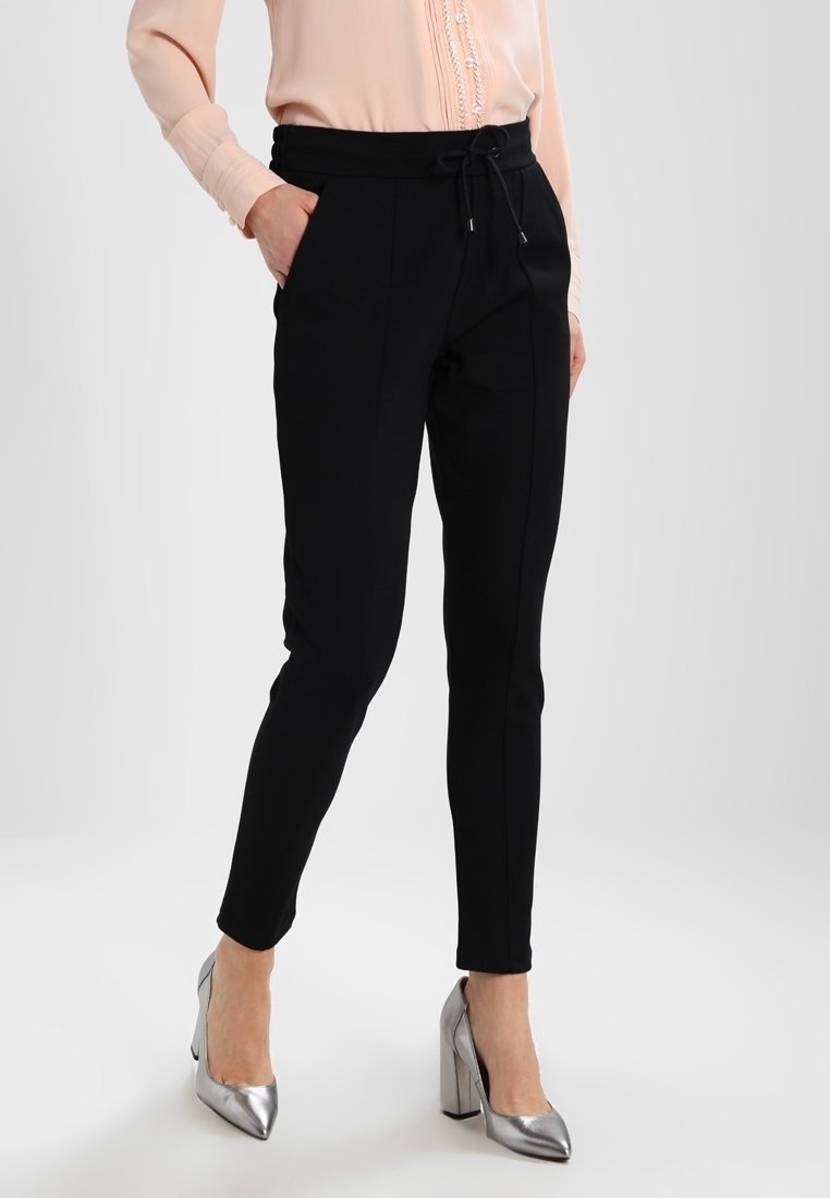 Schwarze taillierte Hose mit Kordelzugbund, aus einem glatten Material gefertigt, mit schlanker Passform und dezenten Seitennähten.