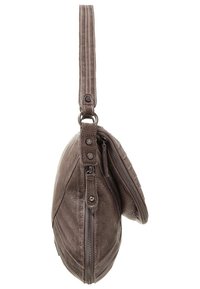 Šedá kožená kabelka se strukturovaným, kulatým tvarem. Má texturovaný povrch, prošívané detaily, dlouhý popruh a zapínání na zip.