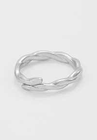 Sølvvridd ring med glatte, avrundede kanter og et flette-design med en blank finish.