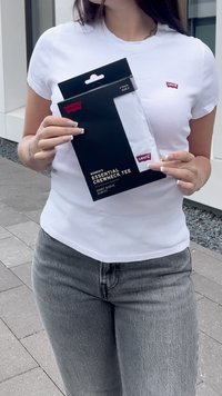 Balts T-krekla iepakojums ar melniem akcentiem, marķēts "Levi's Essential Crewneck Tee," izmērs S, ar īsām piedurknēm un pieguļošu piegriezumu.