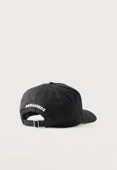 Μαύρο καπέλο μπέιζμπολ με ρυθμιζόμενο λουράκι και λευκό κέντημα λογότυπου "DSQUARED2" πάνω από το άνοιγμα στο πίσω μέρος.