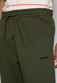 Levi's® TAB PANT - Calças de fato de treino - mossy green