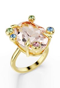 Guld ring med en stor oval ferskenfarvet sten, omgivet af seks mindre farvede sten: grønne, blå og pink accenter. Poleret finish.