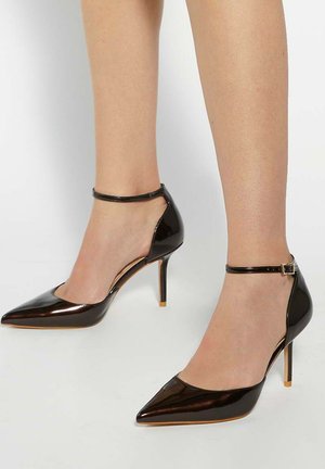 POINTED TOE ANKLE STRAP OPEN COURTS  - Classic heels - brown