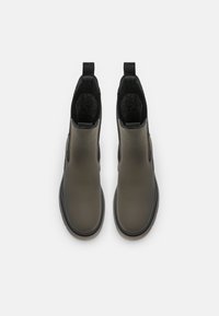 Botas de cuero hasta el tobillo en verde oscuro con un acabado suave, paneles laterales elásticos y lengüetas para facilitar el uso. Suelas de goma para tracción.