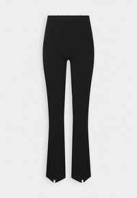 Pantalon noir taille haute, coupe slim, avec des coutures sur le devant des cuisses et de petites fentes à l'ourlet, sur fond blanc.